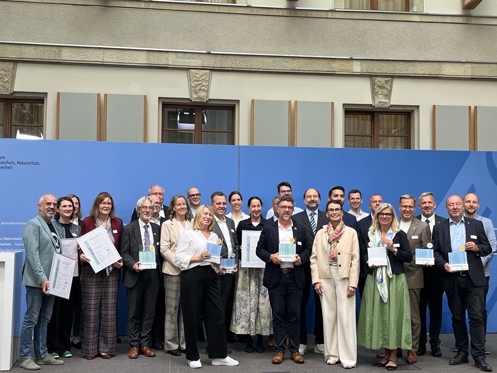 Die Gewinner des Papieratlas 2026 mit Parlamentarischer Staatssekretärin Rita Schwarzelühr-Sutter und IPR-Sprecher Marc Gebauer © Mark Bollhorst